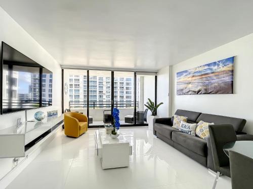 Hollywood South Central Beach Apartment | Beach Paradise: Ocean View Condo with Pool & Spa Amenities
