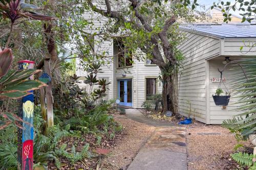 Summerplace House | Beach Paradise Getaway: 4-Star Retreat by the Ocean