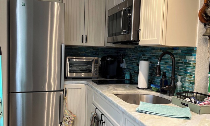 South Peninsula Historic District Apartment | Beachfront Bliss at The Sungeon, LLC with Pool & Kitchen