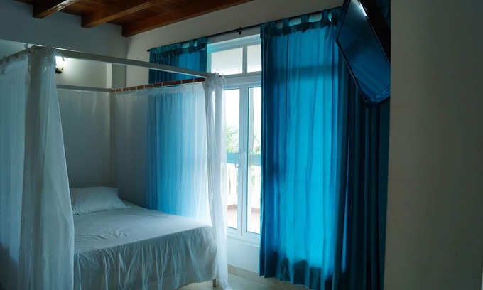 Zona Norte Bed & Breakfast | Relaxing Beachfront Escape with Pool and Terraced Views