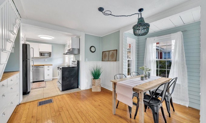 Westbrook Center Cottage | Beach Bungalow Retreat: Family Suites Near the Water