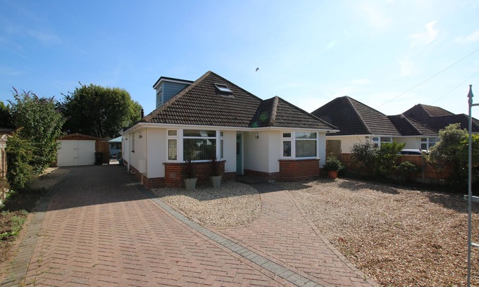 Mudeford House | Ideal Beach Retreat: Pet Friendly & Perfectly Located
