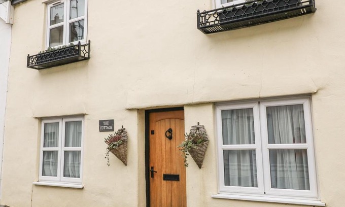 Instow House | Pet-Friendly Beach Retreat: 4-Star Rating & High Review Score