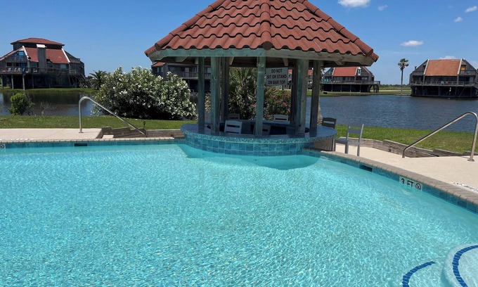 Matagorda Condo | Idyllic Beach Retreat Steps from Pool and Shoreline