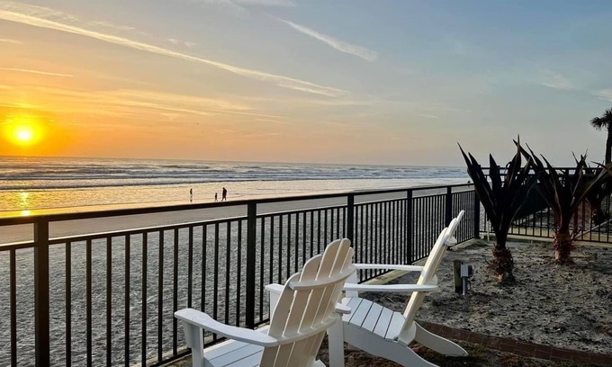 Daytona Beach Apartment | Beach Retreat: Guest Rated 10/10 with Oceanfront Pool & Tiki