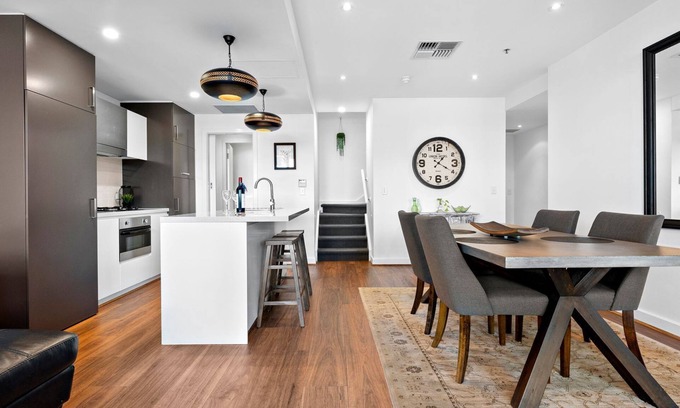 Glenelg Apartment | Oceanfront Beach Retreat Townhouse in Glenelg