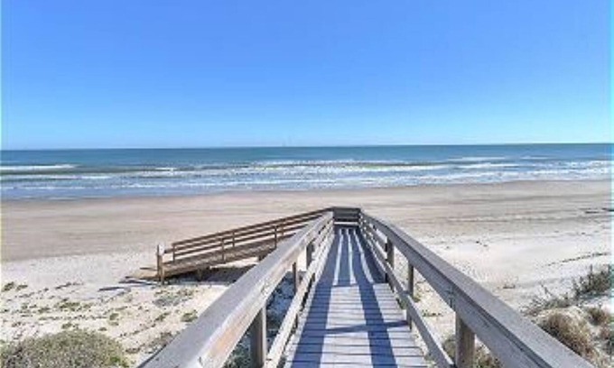 Port Aransas House | Beach Retreat: Walk to Beach & Pool, Sleeps 12, Pet Friendly
