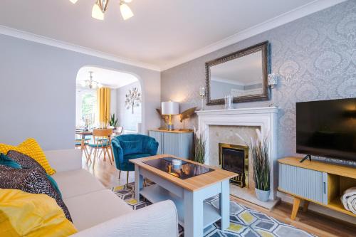 Prestatyn House | Relaxing Beach Retreat with Hot Tub & Ocean View