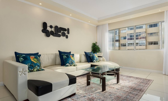 Mouille Point Apartment | Cozy Beach Road Apartment with Inverter in Mouille Point