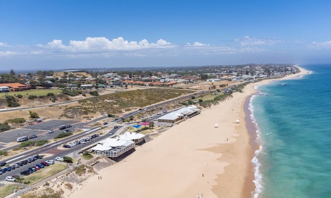 South Bunbury Cottage | Beach Shack in Bunbury: Oceanfront Getaway with Pool