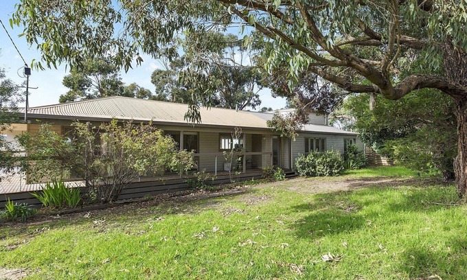 Aireys Inlet House | Beach Side Retreat with Free WIFI & Pet-Friendly Access