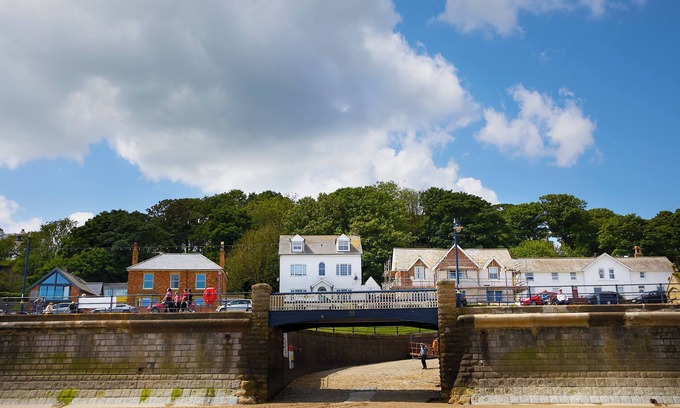 Muston Apartment | Beachfront Apartment with Private Parking & Amazing Views