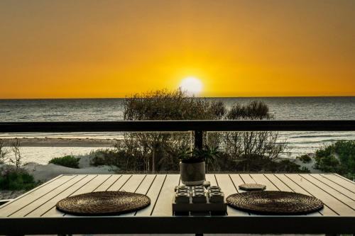 Semaphore Park Apartment | Oceanfront Sandy Feet: Family-Friendly Beach Retreat