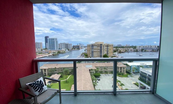 Hallandale Beach Hotel | Beach Studio Apartment with Full Beds & Great Amenities