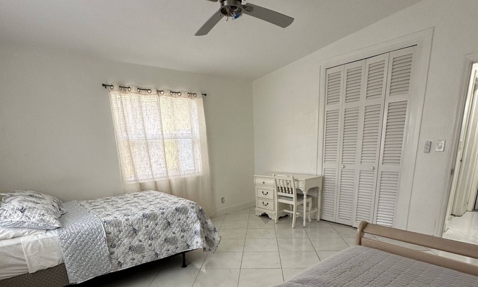 Little Ranches House | Ideal Family Retreat Steps from Hollywood Beach