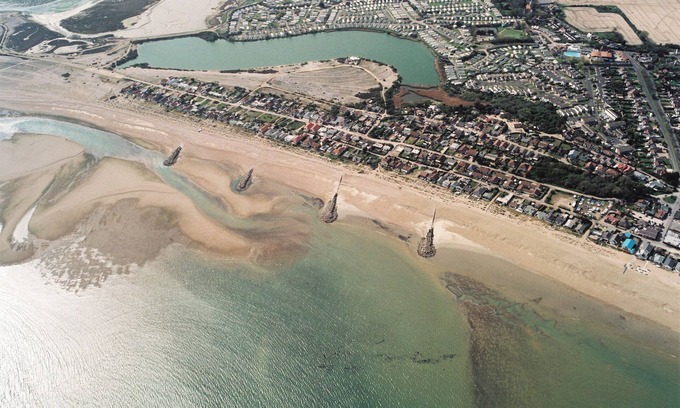 Pagham House | Beach Timbers Caravan: Oceanfront Retreat with Pool & Kitchen