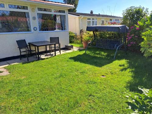 Grimsby Ski Chalet | Beach & Tonic Beachside Chalet with Ocean Views and Pool
