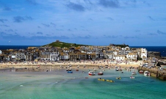 Stepney Green House | Beach Town House: Ocean Views, Spa & Parking Included