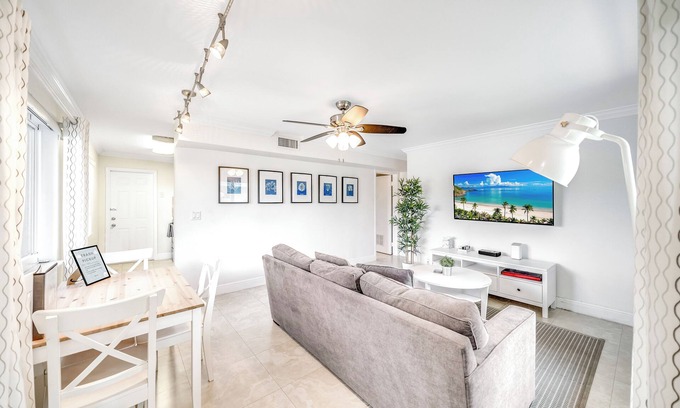 Santa Barbara Estates Apartment | Beach Unit! Walk To Beach & Shops/Restaurants!