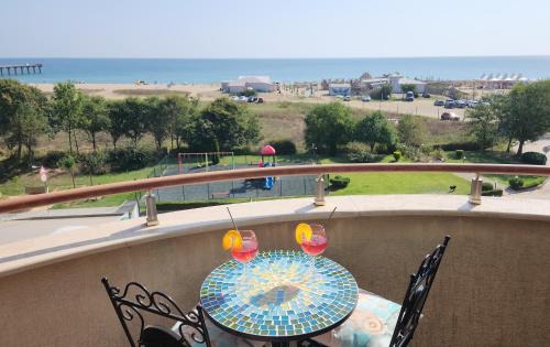Shkorpilovtsi Apartment | Oceanfront Beach View Apartment with Pool & Spa Amenities
