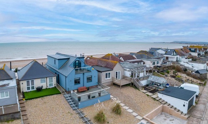 Pevensey Villa | Oceanfront Family Retreat at Beach View Breeze Home