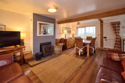 Isle of Gigha House | Oceanfront Beach View Cottage with Pet-Friendly Amenities