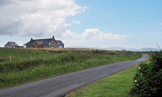 Aisgernis Cottage | Idyllic Beach View Cottage - Pet Friendly in Daliburgh
