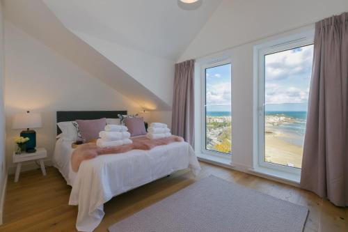 St Ives House | Ocean View Bliss at Beach View - 4 Star, Guest Rated 10/10
