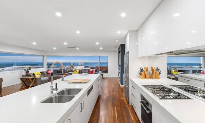 Ocean Grove House | Unwind with Beach Views on the Terrace – Guest Rated 10/10