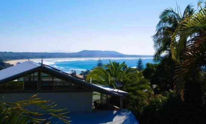 Crescent Head House | Beachfront Escape with Private Gardens and Spa Amenities
