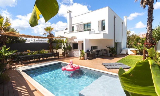 Paco De Arcos Villa | Beach Villa Retreat: Family-Friendly with Pool & Hot Tub
