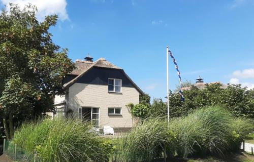 Makkum Villa | Oceanfront Beach Villa Makkum - Family-Friendly Escape