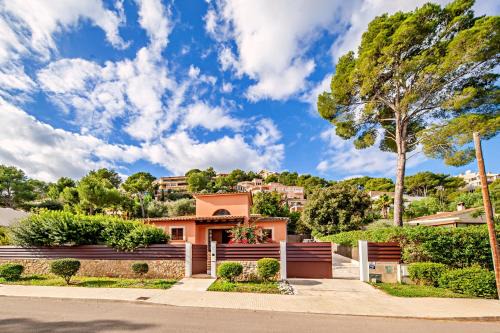 Urbanitzacio Gotmar Villa | Discover Beach Villa Margot: Family-Friendly & Poolside Retreat