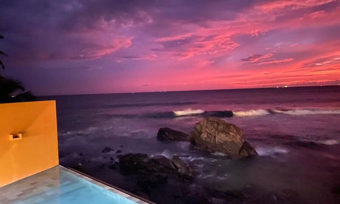 Kaduruduwa Villa | Beach Villa with Infinity Pool in Unawatuna's Heart