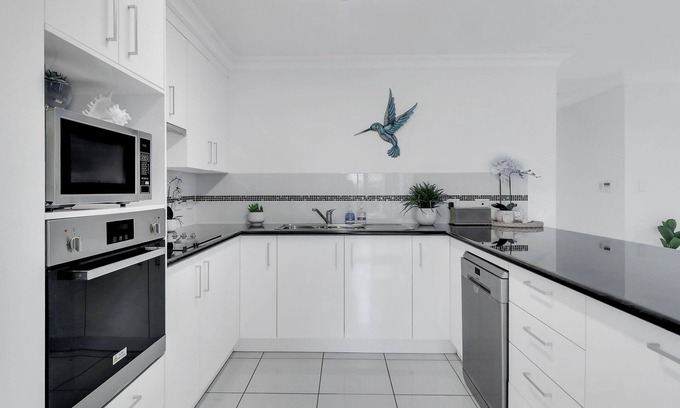 Emu Park House | Beach Walk on Hill: Exceptional Oceanfront Getaway