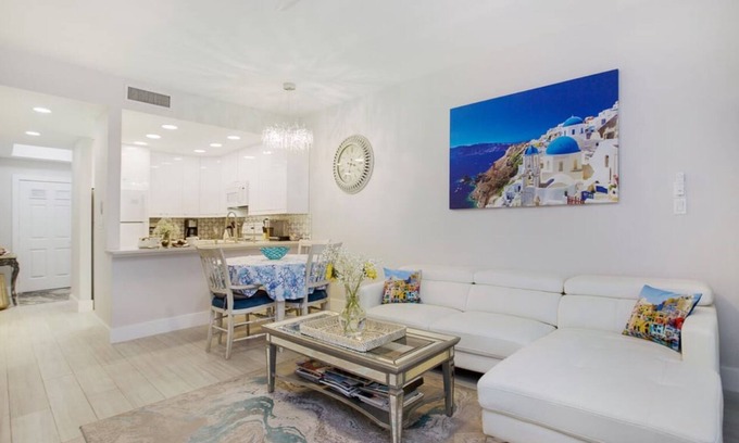 Central Naples Condo | Prime Beachfront Condo with Tennis, Pool & Spa Amenities
