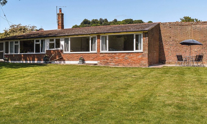Etchinghill Cottage | Inviting 2-Bedroom Stay in Newington, Near Folkestone