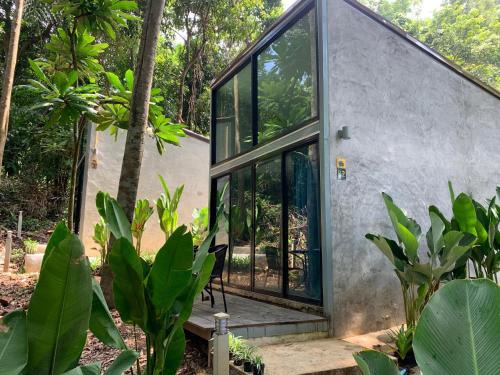 Khong Koi Beach House | Cozy BeachBox@Koh Chang with Oceanfront Pool & Breakfast