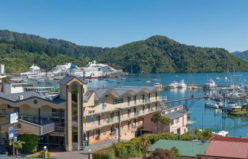 Picton Hotel | Relax at Beachcomber Inn Picton: Family-Friendly & Poolside