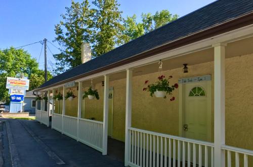 Conesus Hotel | Beachcomber Inn: Oceanfront Retreat with Family-Friendly Amenities