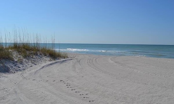 Longboat Key Condo | Beachcomber Unit 405: Ocean View with Pool & Accessibility