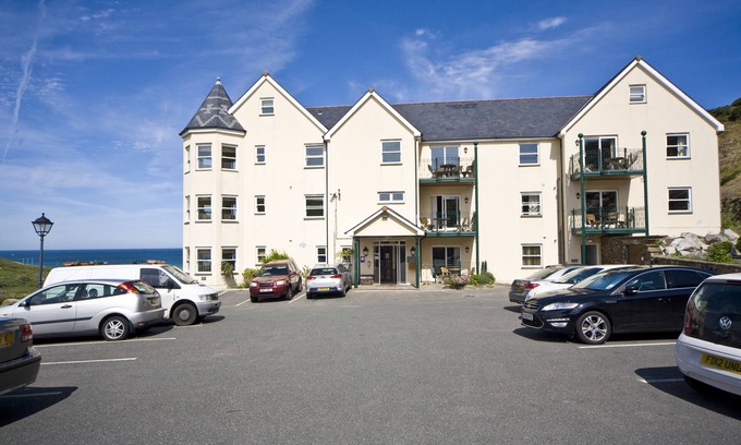 Newquay Apartment | Beachcombers Apartments: Oceanfront Retreat with Breakfast