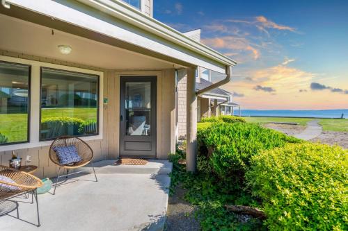 Freeland House | Beachcombers Bliss: Steps to the Shore with Ocean Views