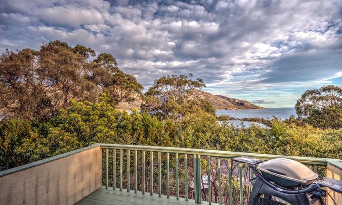 Coles Bay House | Beachcroft: Family-Friendly Ocean View Retreat Awaits You