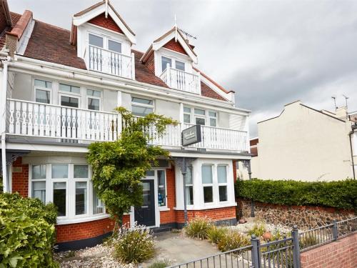 Southend-on-Sea House | Oceanfront Beaches Guest House - Rated 9.6/10 by Guests