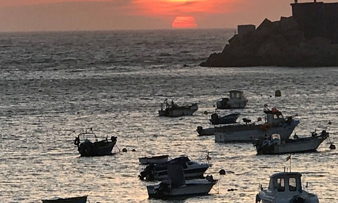 Mino House | Relax at Beaches of Miño: Pet-Friendly Retreat for 8