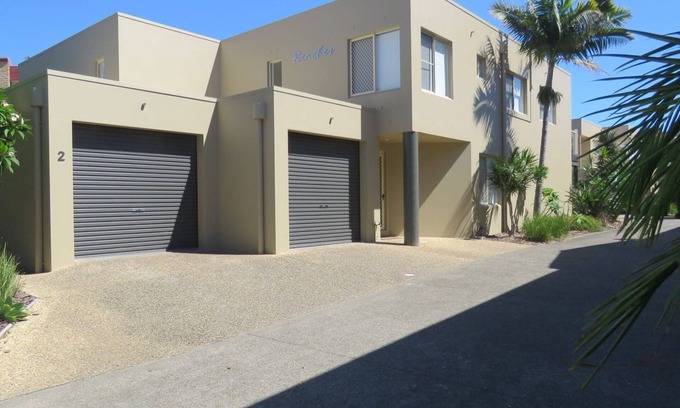 South West Rocks Apartment | Beachfront Retreat: 4 Bedrooms with Pool & Ocean Views