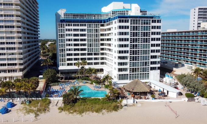 Galt Mile Condo | Oceanfront Studio with Pool & Spa Overlooking the Atlantic