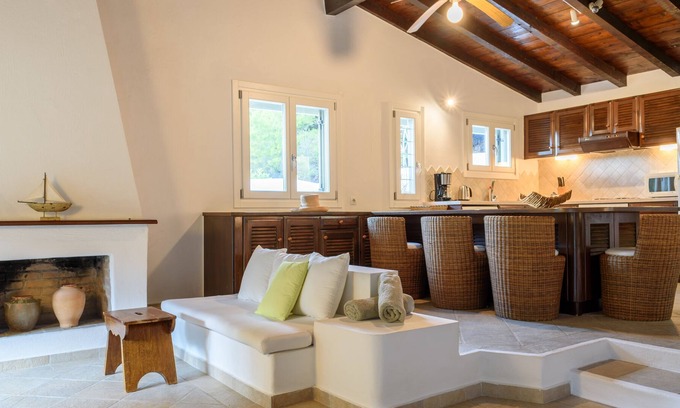 Kanapitsa Villa | Beachfront 2-bedroom Villa at Vromololimnos Beach