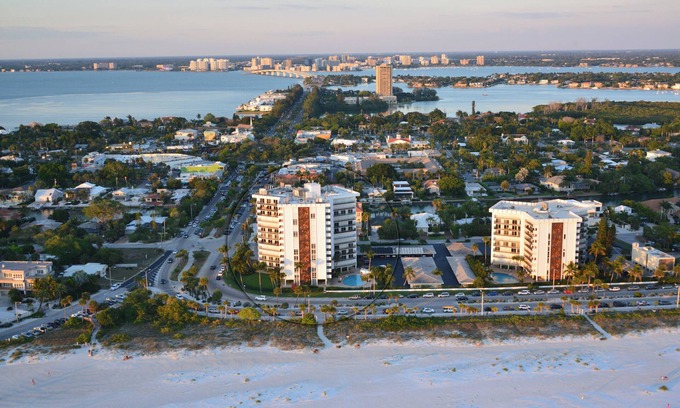 Saint Armands Key Condo | Oceanfront 2-Bedroom Retreat with Balcony at Lido Beach Towers